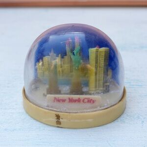 Vintage NYC Snow Globe New York City World Trade Center Twin Towers Hong Kong